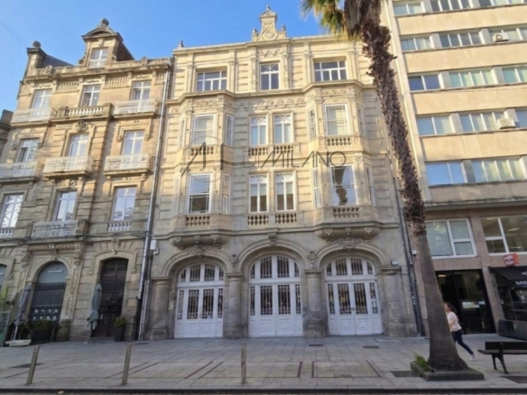 Local 180 m² con licencia y terraza en Plaza de Compostela – Montero Ríos