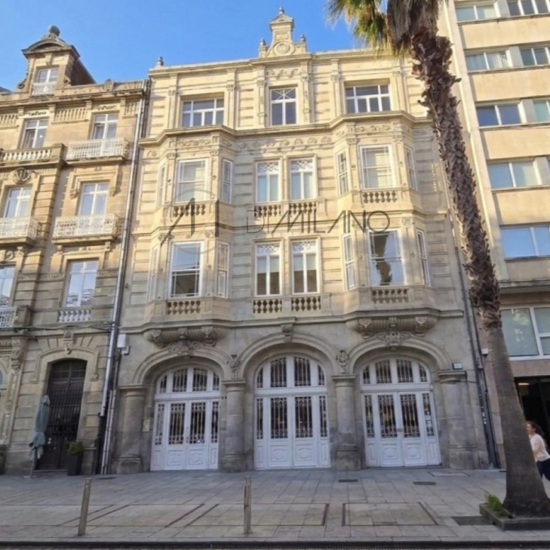 Local 180 m² con licencia y terraza en Plaza de Compostela – Montero Ríos
