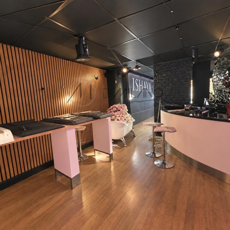 Local 180 m² con licencia y terraza en Plaza de Compostela – Montero Ríos