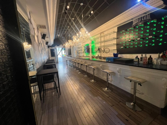 Local 180 m² con licencia y terraza en Plaza de Compostela – Montero Ríos