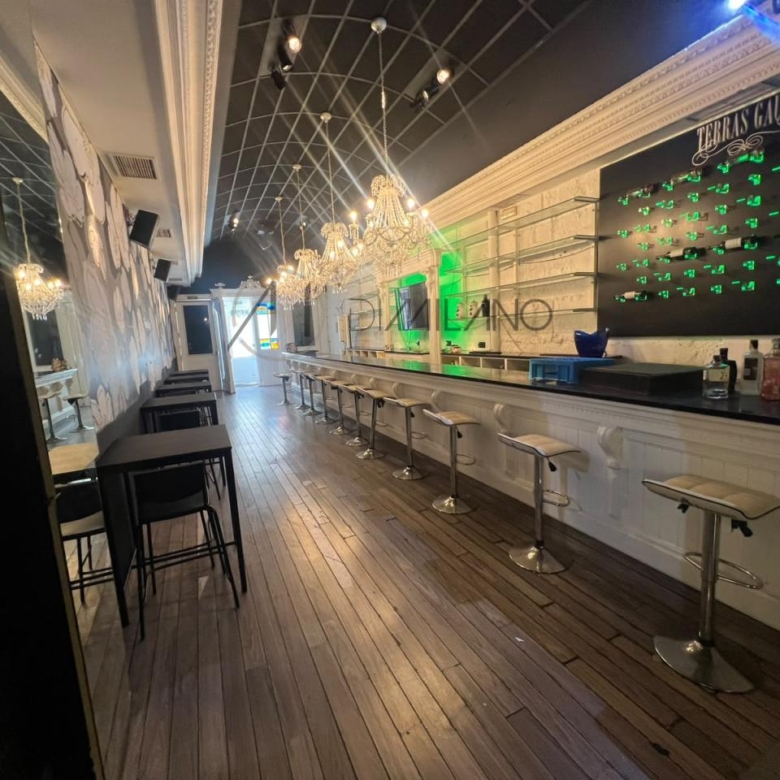 Local 180 m² con licencia y terraza en Plaza de Compostela – Montero Ríos