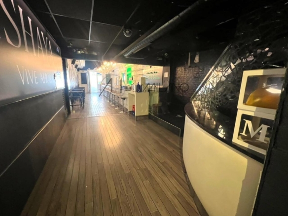 Local 180 m² con licencia y terraza en Plaza de Compostela – Montero Ríos