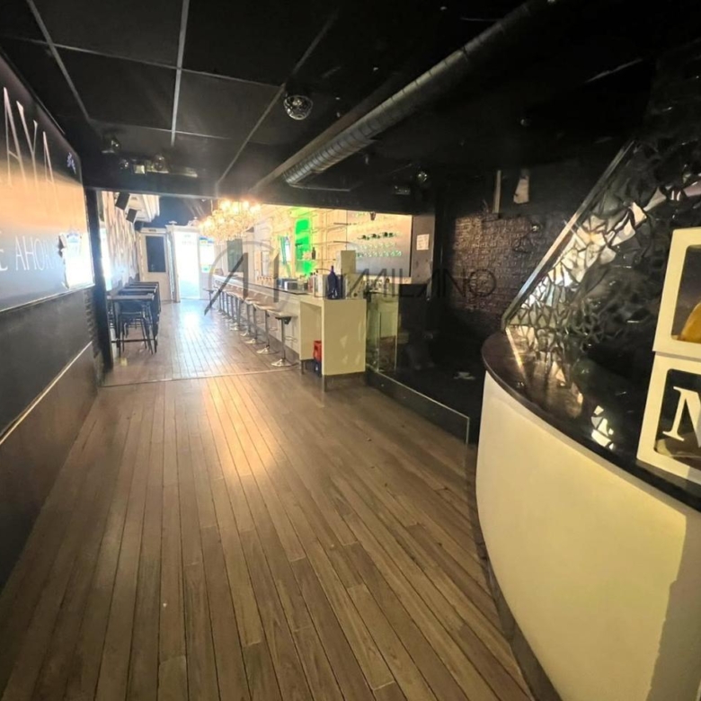 Local 180 m² con licencia y terraza en Plaza de Compostela – Montero Ríos