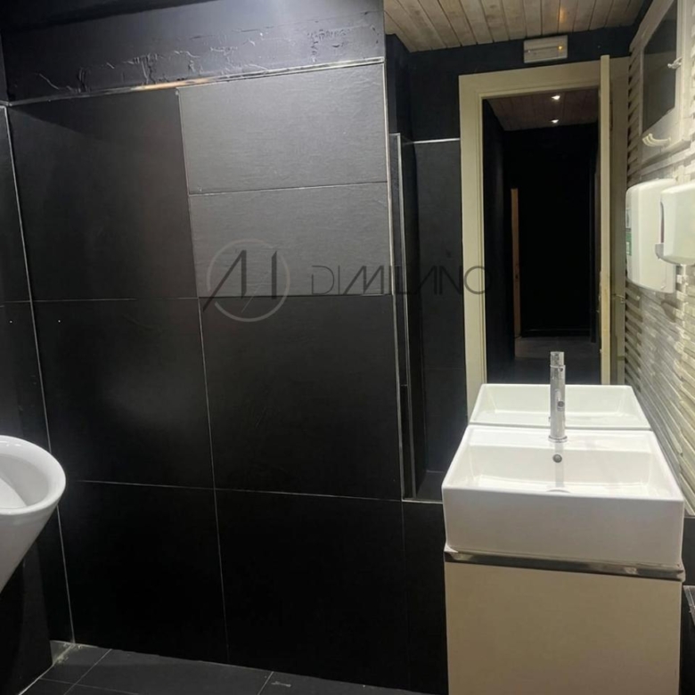 Local 180 m² con licencia y terraza en Plaza de Compostela – Montero Ríos