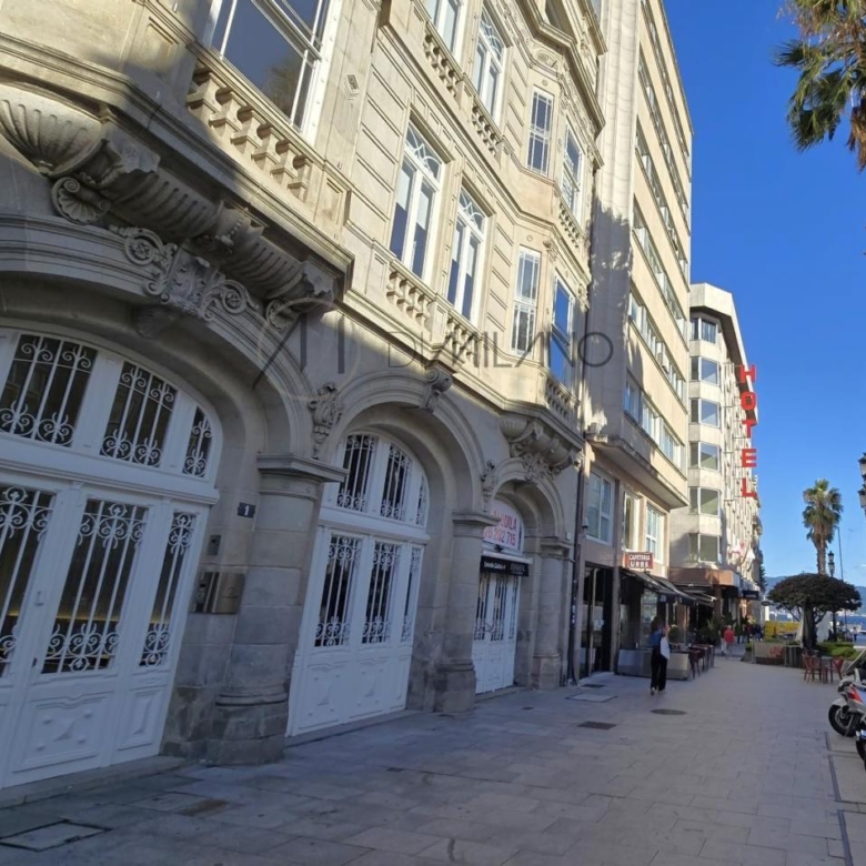 Local 180 m² con licencia y terraza en Plaza de Compostela – Montero Ríos