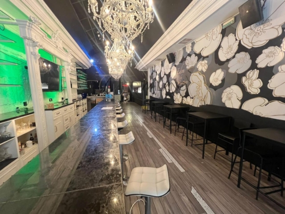 Local 180 m² con licencia y terraza en Plaza de Compostela – Montero Ríos