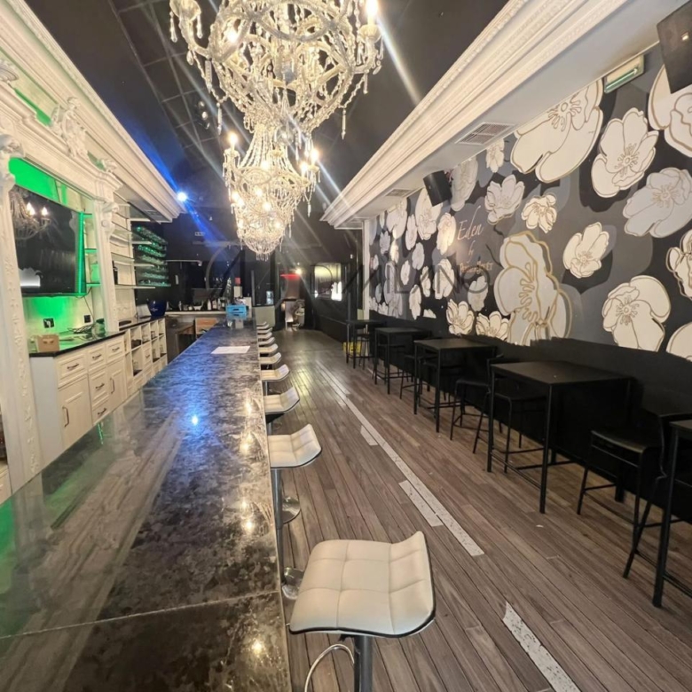 Local 180 m² con licencia y terraza en Plaza de Compostela – Montero Ríos