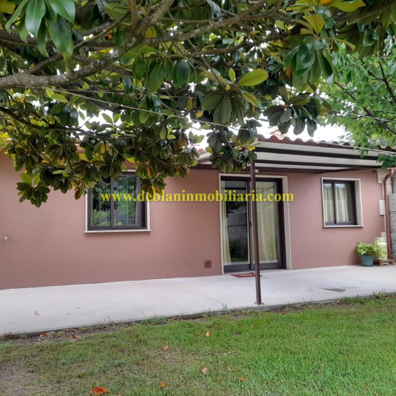 CASA DE UNA HABITACIÓN CON JARDÍN