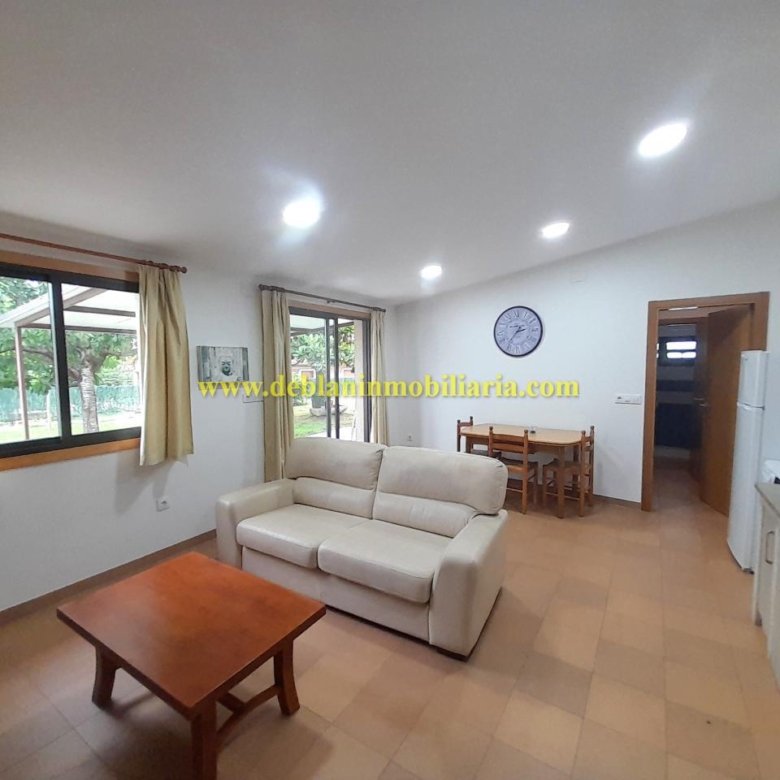 CASA DE UNA HABITACIÓN CON JARDÍN