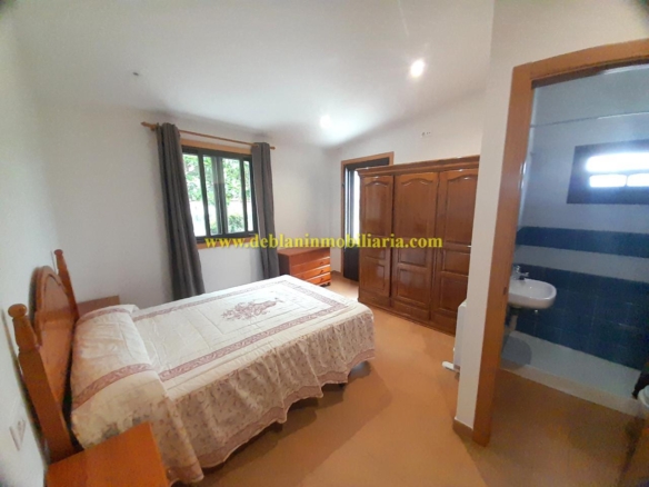 CASA DE UNA HABITACIÓN CON JARDÍN