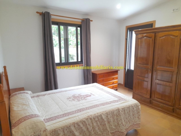 CASA DE UNA HABITACIÓN CON JARDÍN