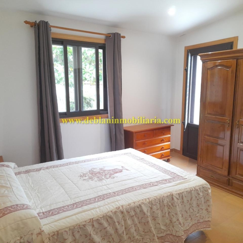 CASA DE UNA HABITACIÓN CON JARDÍN