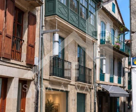 PROMOCIÓN DE DOS VIVIENDAS EXCLUSIVAS EN UN EDIFICIO HISTÓRICO REHABILITADO EN LA RÚA REAL DE PONTEVEDRA