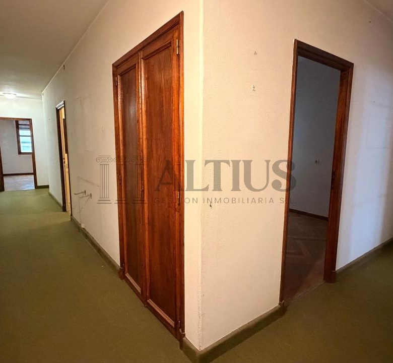 Amplio piso de 180 m² ideal para oficinas en Rúa Doutor Teixeiro – Santiago de Compostela