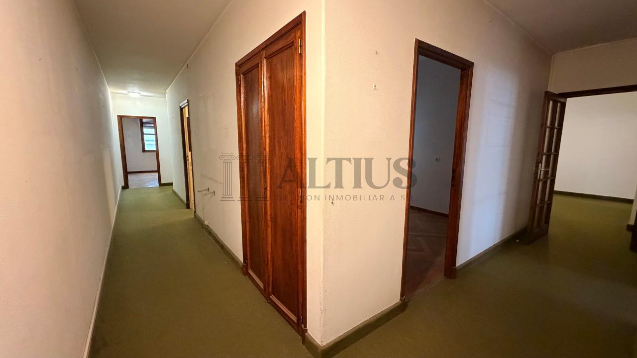 179016168476200171375_177995626090 Amplio piso de 180 m² ideal para oficinas en Rúa Doutor Teixeiro – Santiago de Compostela