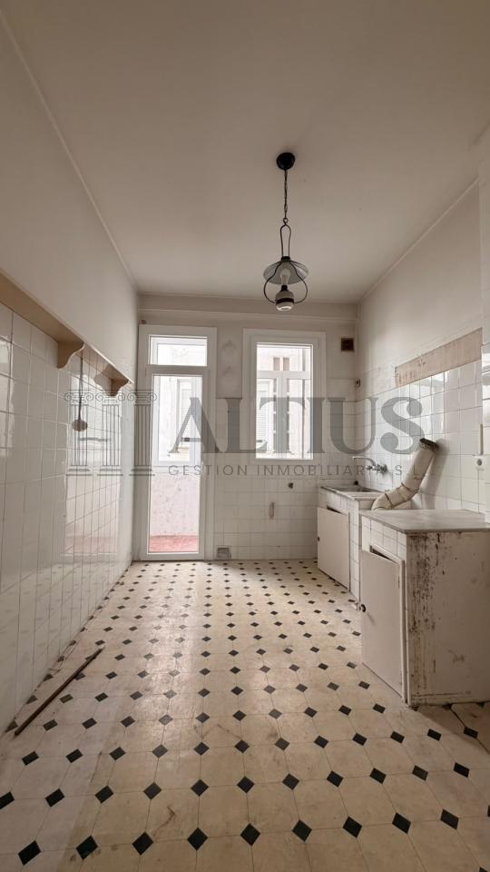 179016168574100171375_179016063138 Amplio piso de 180 m² ideal para oficinas en Rúa Doutor Teixeiro – Santiago de Compostela