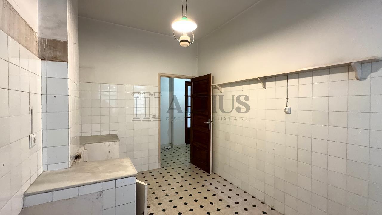 179016168576400171375_177995623334 Amplio piso de 180 m² ideal para oficinas en Rúa Doutor Teixeiro – Santiago de Compostela