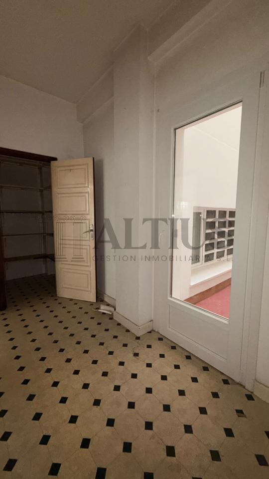 179016168888600171375_179016063254 Amplio piso de 180 m² ideal para oficinas en Rúa Doutor Teixeiro – Santiago de Compostela