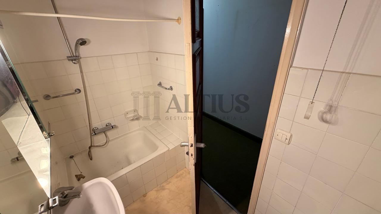 179016169082400171375_177995624971 Amplio piso de 180 m² ideal para oficinas en Rúa Doutor Teixeiro – Santiago de Compostela