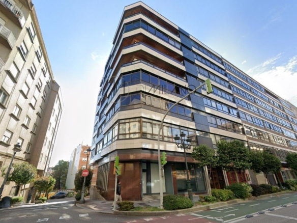Amplio local comercial en Camelias, junto a Plaza de la Independencia