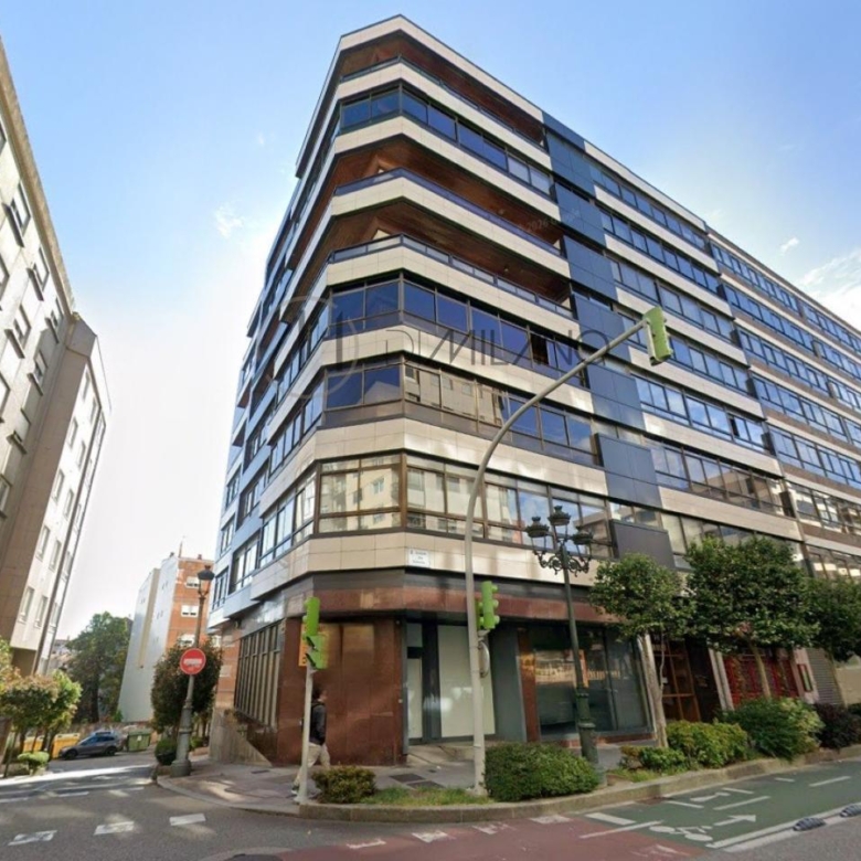 Amplio local comercial en Camelias, junto a Plaza de la Independencia
