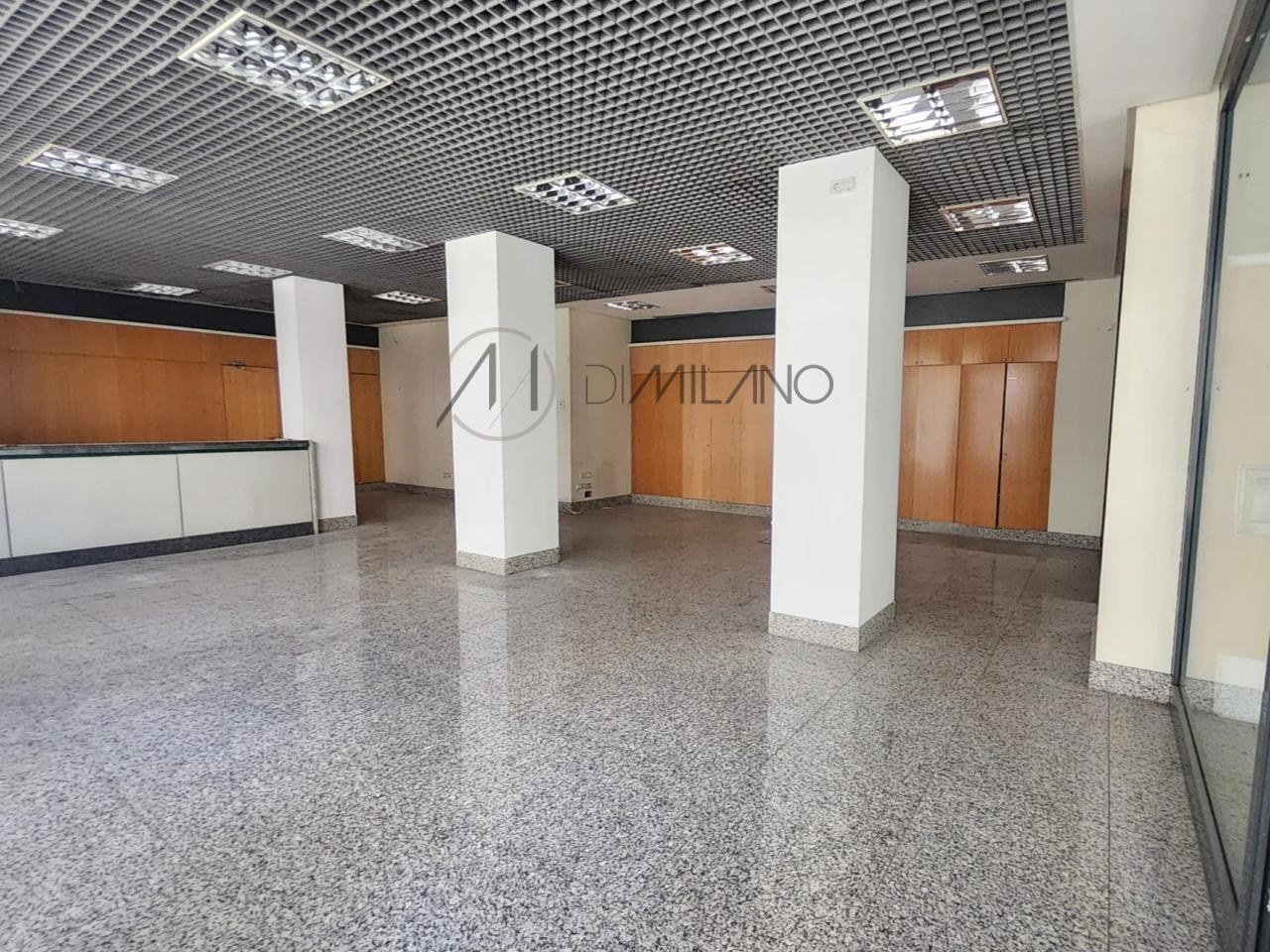 Amplio local comercial en Camelias, junto a Plaza de la Independencia
