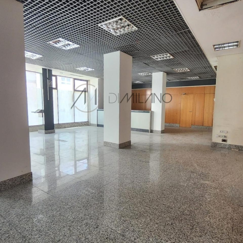 Amplio local comercial en Camelias, junto a Plaza de la Independencia