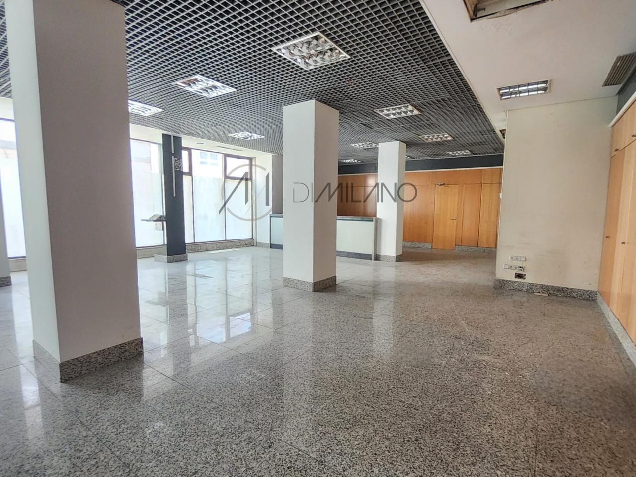 Amplio local comercial en Camelias, junto a Plaza de la Independencia
