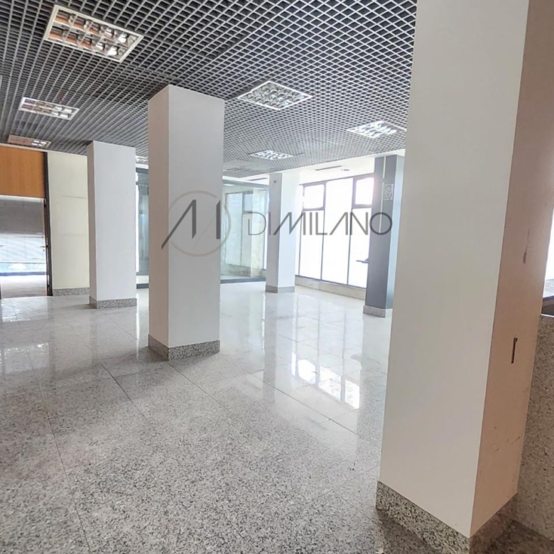 Amplio local comercial en Camelias, junto a Plaza de la Independencia