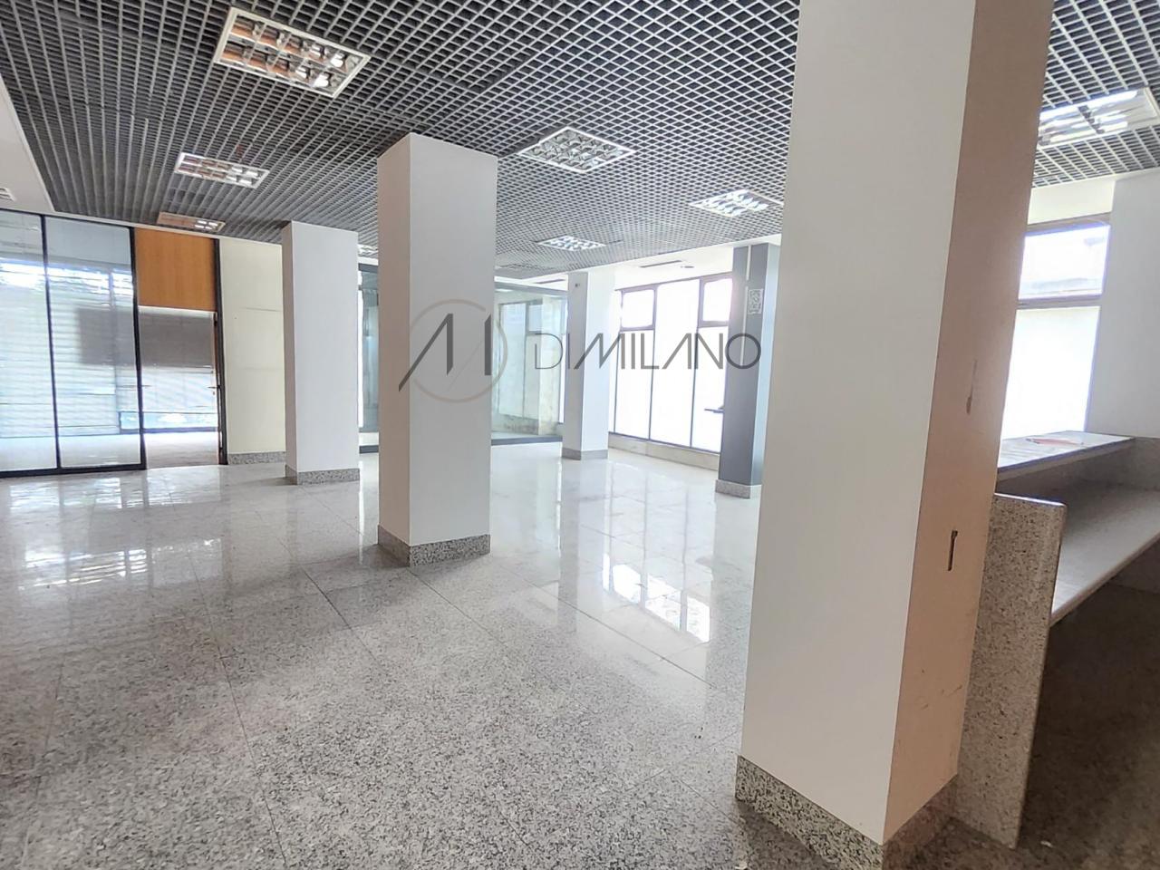 Amplio local comercial en Camelias, junto a Plaza de la Independencia