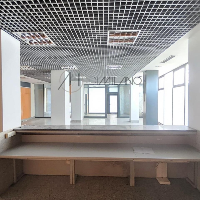 Amplio local comercial en Camelias, junto a Plaza de la Independencia