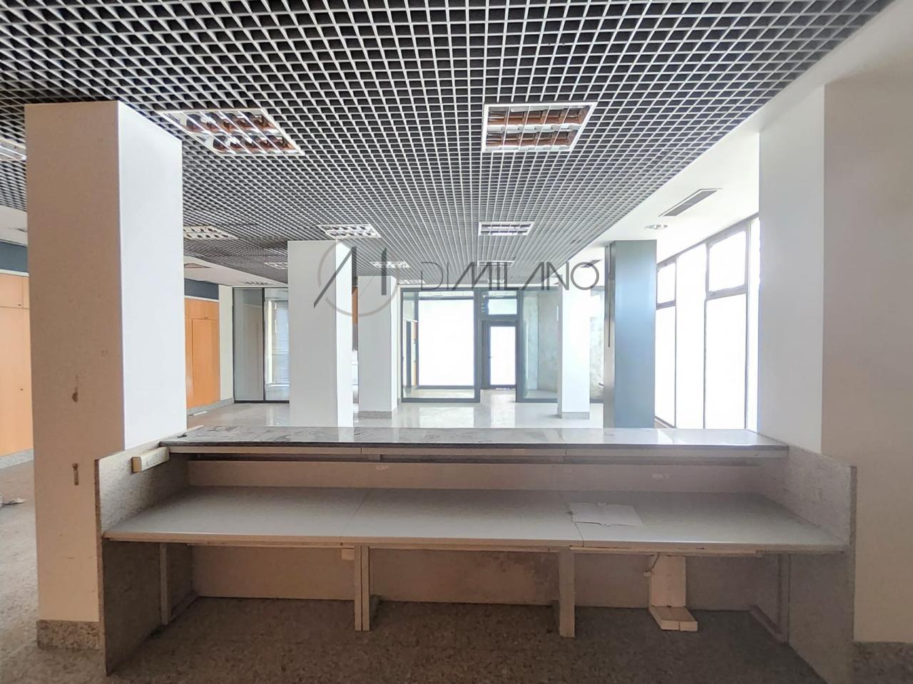 Amplio local comercial en Camelias, junto a Plaza de la Independencia