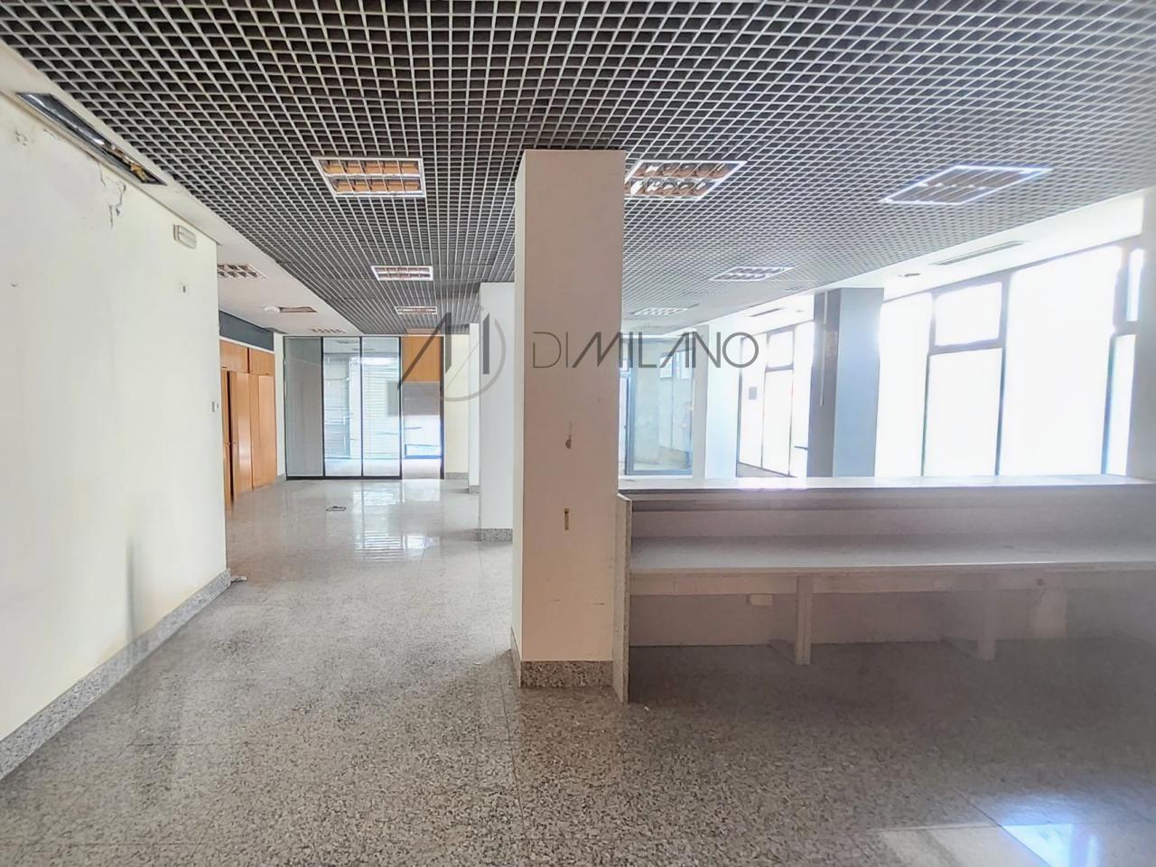 Amplio local comercial en Camelias, junto a Plaza de la Independencia
