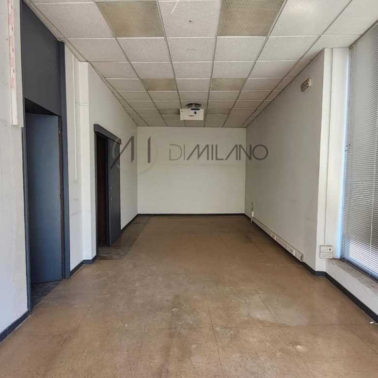 Amplio local comercial en Camelias, junto a Plaza de la Independencia