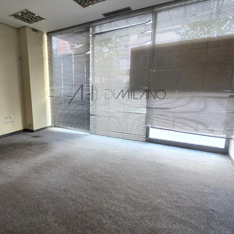 Amplio local comercial en Camelias, junto a Plaza de la Independencia