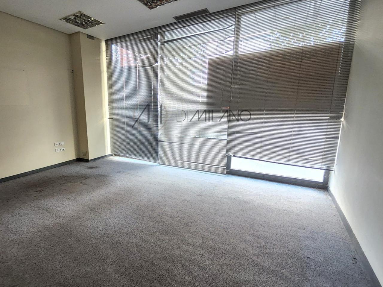 Amplio local comercial en Camelias, junto a Plaza de la Independencia