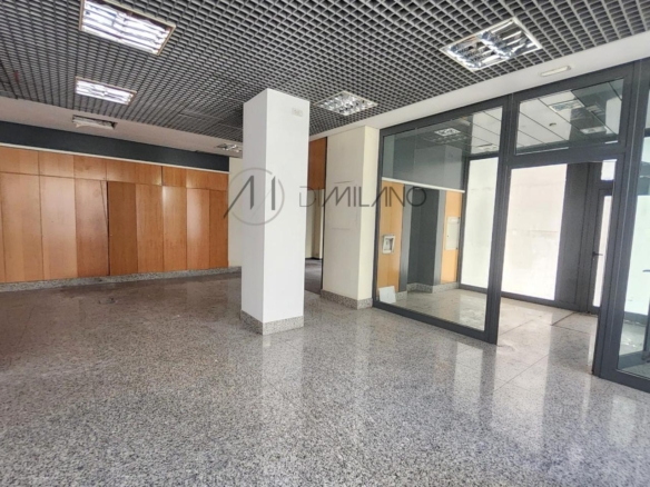 Amplio local comercial en Camelias, junto a Plaza de la Independencia