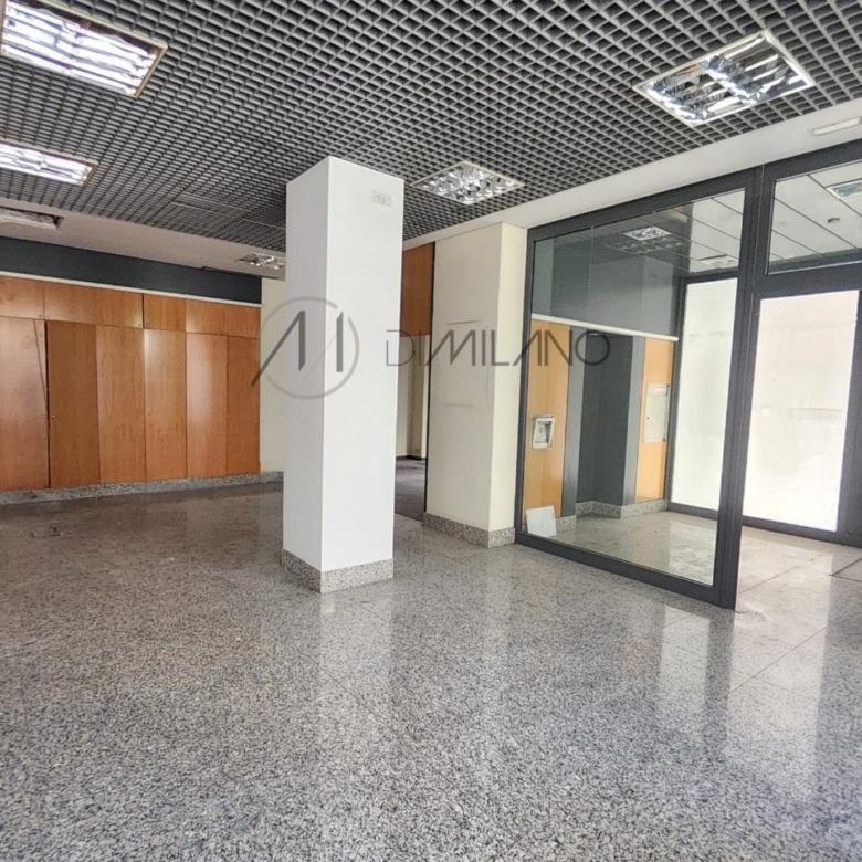 Amplio local comercial en Camelias, junto a Plaza de la Independencia