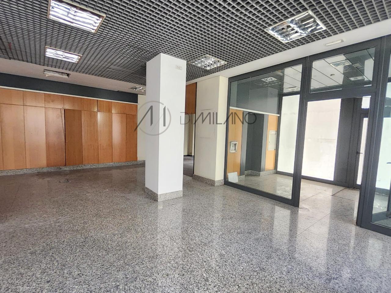 Amplio local comercial en Camelias, junto a Plaza de la Independencia