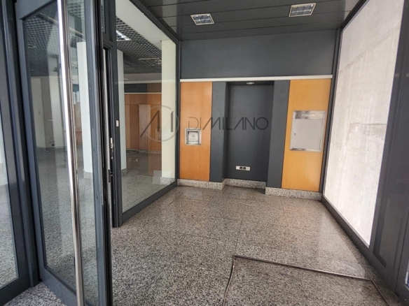 Amplio local comercial en Camelias, junto a Plaza de la Independencia
