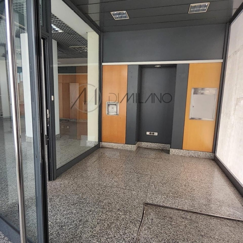 Amplio local comercial en Camelias, junto a Plaza de la Independencia