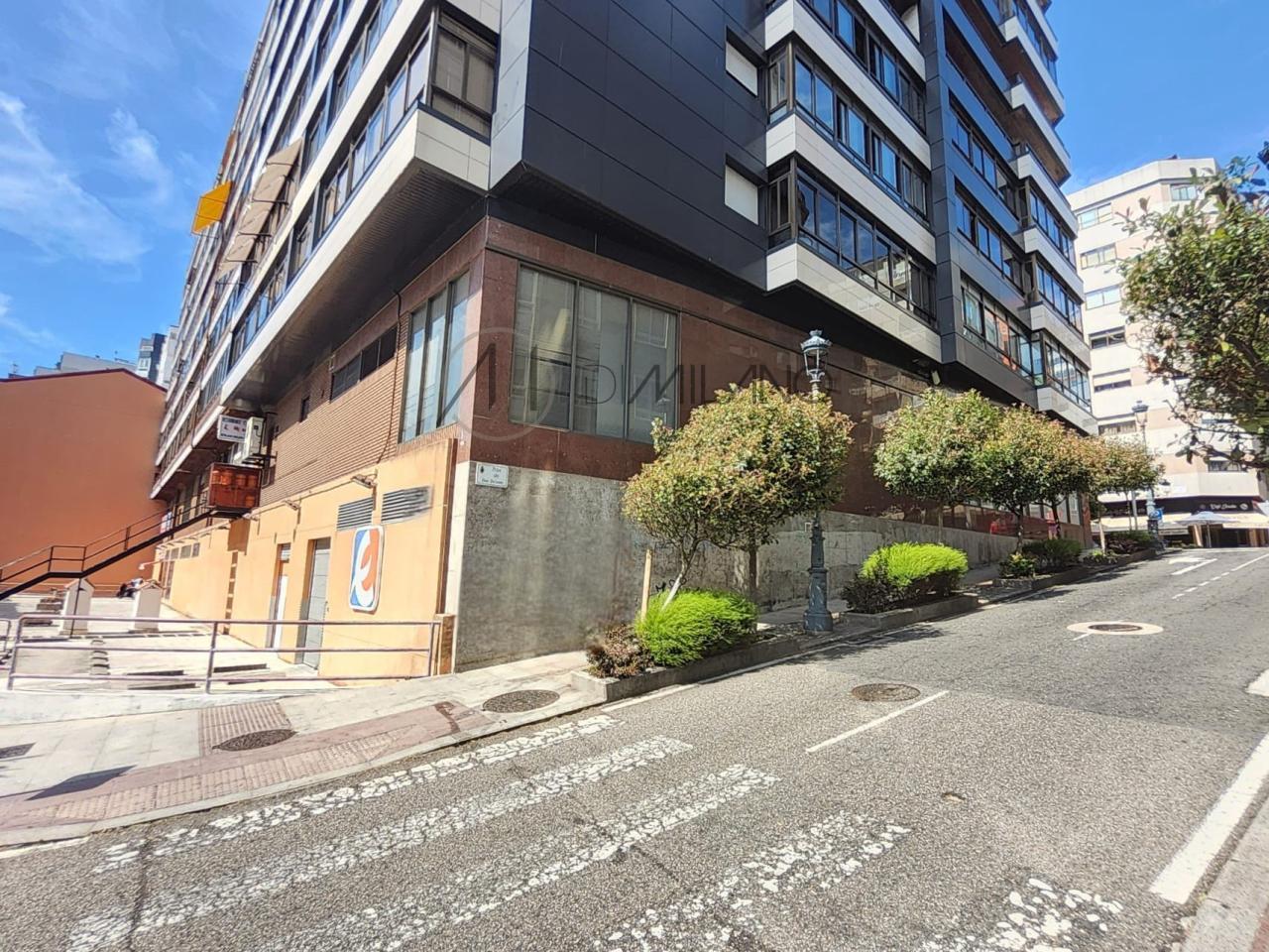 Amplio local comercial en Camelias, junto a Plaza de la Independencia