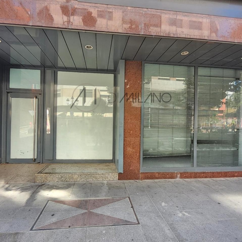 Amplio local comercial en Camelias, junto a Plaza de la Independencia
