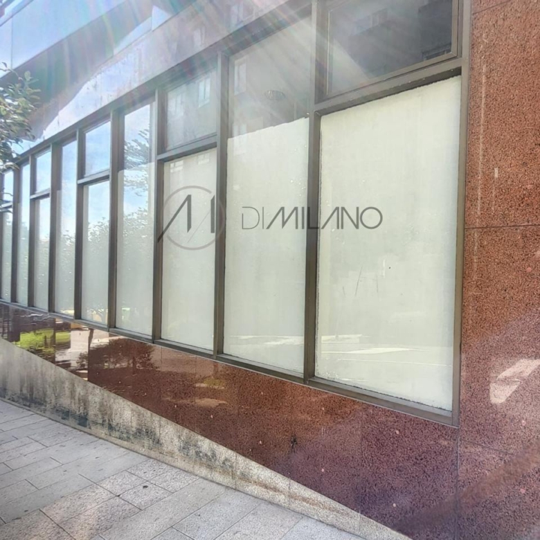Amplio local comercial en Camelias, junto a Plaza de la Independencia