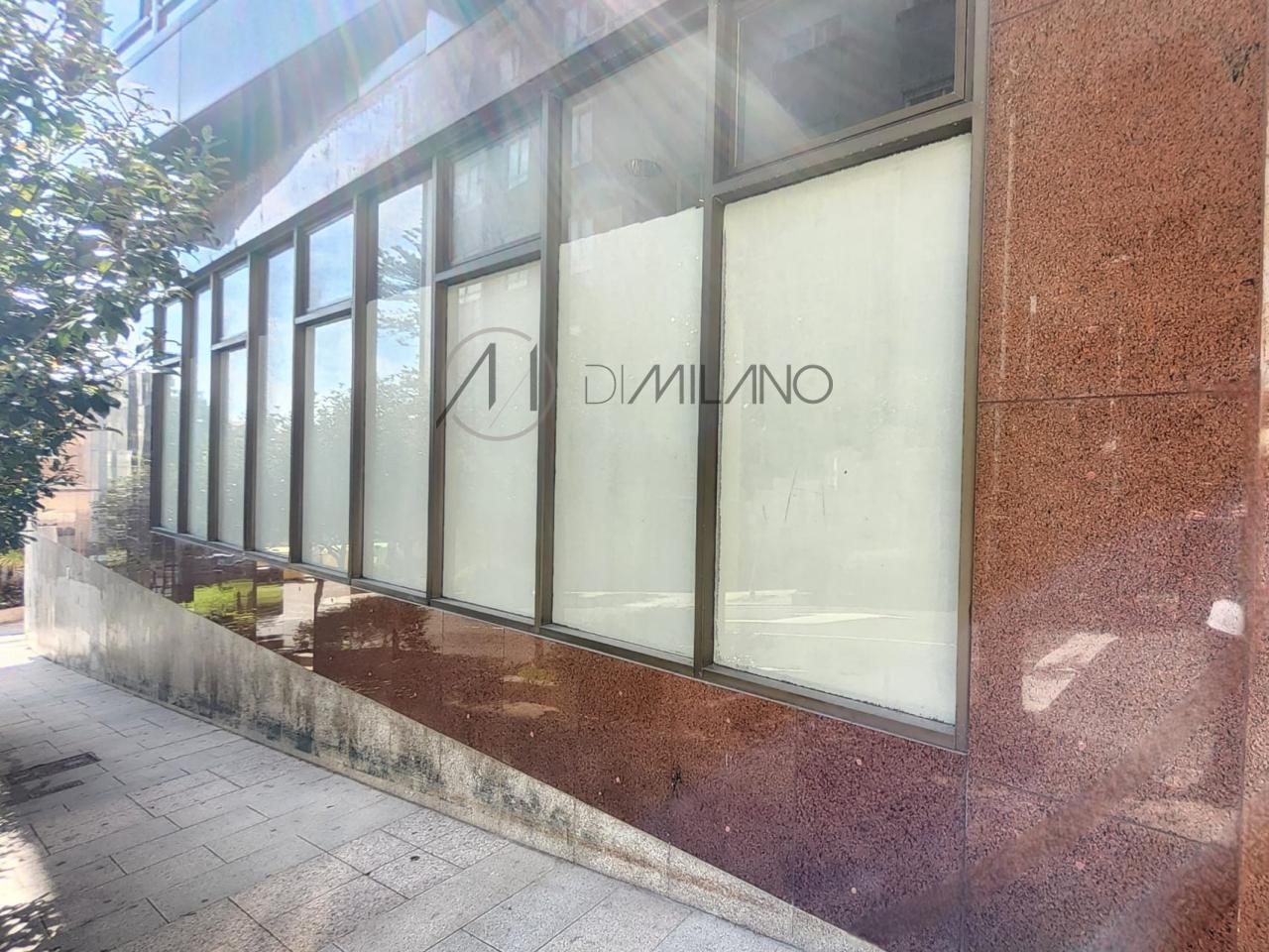 Amplio local comercial en Camelias, junto a Plaza de la Independencia