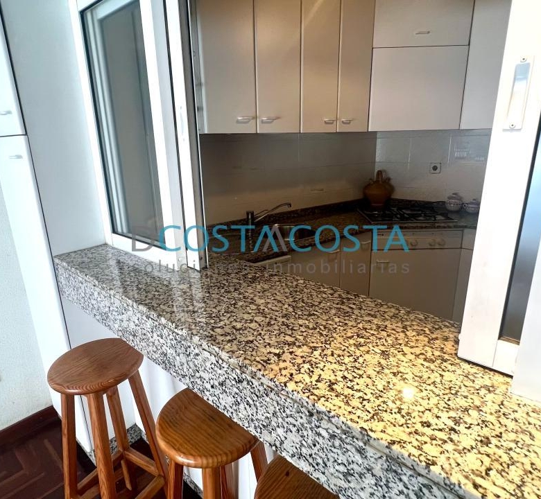 Se vende piso con terraza  al lado de la playa en Ramallosa, Nigrán