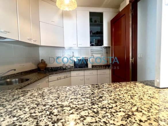 Se vende piso con terraza  al lado de la playa en Ramallosa, Nigrán