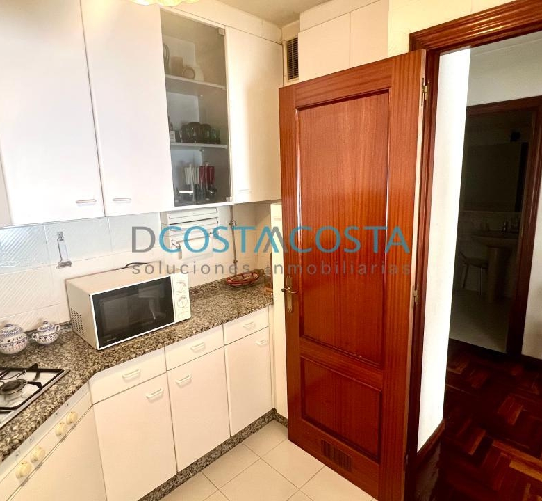 Se vende piso con terraza  al lado de la playa en Ramallosa, Nigrán