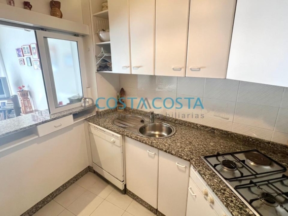 Se vende piso con terraza  al lado de la playa en Ramallosa, Nigrán