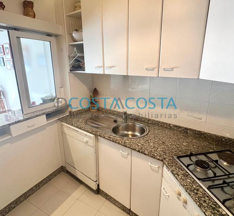 Se vende piso con terraza  al lado de la playa en Ramallosa, Nigrán